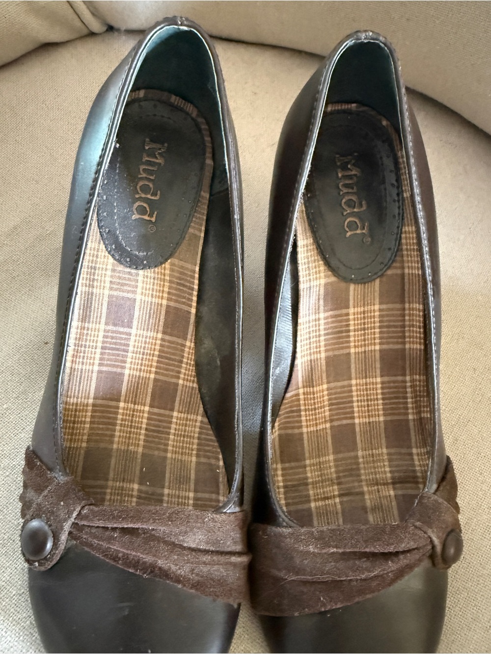 Women's Brown Button Accent Leather Pumps - Picture 5 of 9